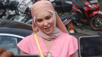 Aktris Angel Lelga saat diwawancarai awak media di Kawasan Tendean, Jakarta Selatan, Selasa (2/2/2021). [Suara.com/Alfian Winanto]