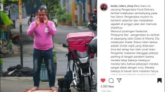 Viral Potret Kurir Makanan Tetap Salat di Pinggir Jalan, Warganet Terenyuh