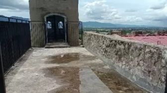 Viral Video Sepasang Remaja Berbaju Merah Muda Berciuman di Benteng Tua