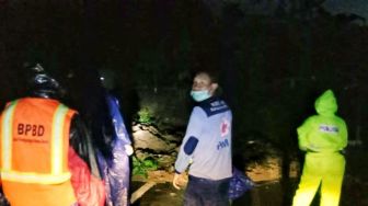 Akses Jalan Kabupaten Malang - Kabupaten Kediri Tertutup Tanah Longsor