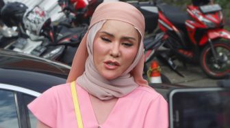 Aktris Angel Lelga saat diwawancarai awak media di Kawasan Tendean, Jakarta Selatan, Selasa (2/2/2021). [Suara.com/Alfian Winanto]