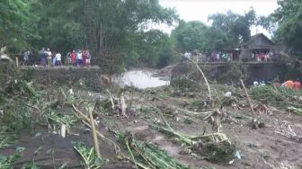 Banjir Bandang Sapu 2 Desa di Jombang, Lumpur Setebal 50 cm Tutupi Jalan
