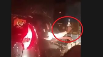Geger Pemobil Todongkan Pistol Demi Belah Kemacetan, Barbar Sekali!