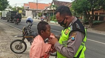 Haru, Kisah Polisi Lamongan Selalu Bawa Pakaian Tambahan di Jok Buat ODGJ