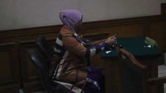 Istri pertama Komedian Kiwil, Rochimah saat menjalani sidang cerai di Pengadilan Agama Jakarta Selatan, Rabu (3/2/2021). [Suara.com/Alfian Winanto]