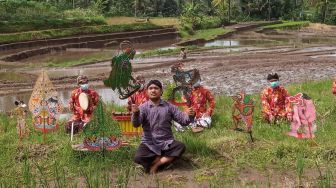 Bawa Pesan Lingkungan, Wayang Serangga Pentas di Tengah Sawah