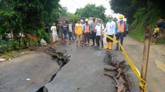 Jalan di Cikulur Lebak Ambles, Lalu Lintas Terganggu