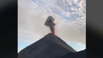 Gunung Erupsi, Pendaki Ini Sibuk Bikin Konten Sambil Kegirangan