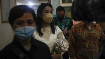 Penyanyi Nindy Ayunda berjalan keluar ruangan sidang dengan didampingi pengawal pribadinya usai menjalani sidang cerai di Pengadilan Agama Jakarta Selatan, Rabu (3/2/2021). [Suara.com/Alfian Winanto]