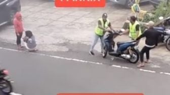 Rem Motor Blong, Tukang Parkir Ini Rela Tabrakkan Diri Demi Selamatkan Bayi