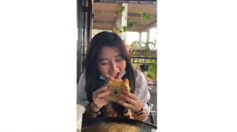 Viral, Video Cewek Susah Buka Mulut Saat Makan Sandwich