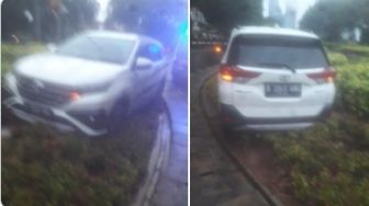 Pagi-pagi Mobil Terobos Taman Suropati Sampai Naik ke Trotoar