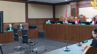 Bingung Dihadirkan Jaksa KPK ke Sidang Penyuap Nurhadi, Wanita Ini Protes