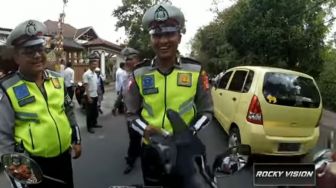 Kocak! Sering Kena Tilang, Pemotor dan Polisi Ini Malah Jadi Akrab