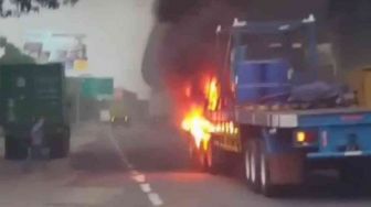 Sopir Paksa Jalan Meski Rem Rusak, Truk Trailer Terbakar di Tol Japek