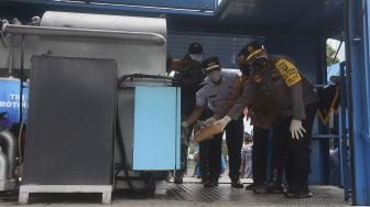 Kapolda Metro Jaya Irjen Fadil Imran (kanan) didampingi Wakil Gubernur DKI Jakarta Ahmad Riza Patria (kedua kiri) dan Kepala BNNP DKI Jakarta Brigjen Pol Tagam Sinaga (tengah) memasukkan barang bukti narkoba ke dalam mesin pemusnah di Mapolda Metro Jaya, Jakarta, Rabu (3/2/2021). [Suara.com/Angga Budhiyanto]