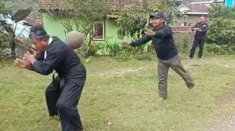 Pamer Ilmu Kanuragan Dilempar Batu Besar, Bapak-bapak Kesulitan Bernapas