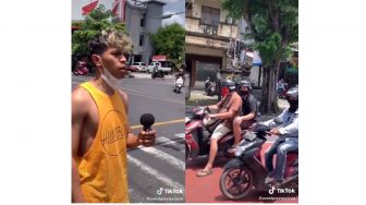 Viral! Bukan di Gedung DPR, Pemuda Ini Suarakan Aspirasinya di Lampu Merah