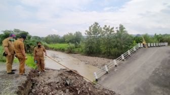 Jembatan Ambruk Diterjang Arus Deras, Warga Harus Memutar 15 Kilometer