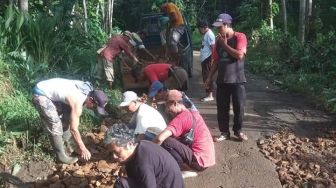 Jalan Rusak Rawan Kecelakaan, Warga di Banten Perbaiki Pakai Uang Pribadi