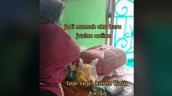 Tak Tega Lihat Jualan Ibu Sepi, Anak Lakukan Hal Menyentuh Agar Ada Pembeli