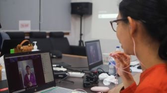 Juri dari Suara.com, Ririn Indriani saat melakukan proses penjurian 30 besar finalis Bintang Suara Grup 1 yang diselenggarakan secara virtual di Kantor Suara.com, Jakarta Selatan, Kamis (4/2/2021). [Suara.com/Alfian Winanto]