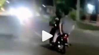 Video 2 Remaja Tengil Naik Motor, Endingnya Sesuai Harapan Warganet