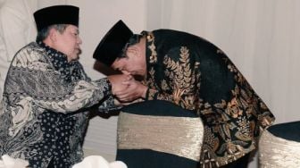 Rocky Gerung Tertawa Lihat Foto Moeldoko Cium Tangan SBY: Dia Pasti Geram