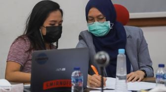 Suasana ketika para dewan juri melakukan proses penjurian 30 besar finalis Bintang Suara Grup 1 yang diselenggarakan secara virtual di Kantor Suara.com, Jakarta Selatan, Kamis (4/2/2021). [Suara.com/Alfian Winanto]