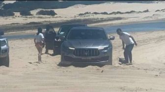 Potret SUV Mewah Dibikin Loyo oleh Pasir Pantai, Harga Dirinya Jatuh