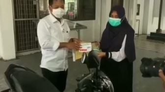 Viral Kisah Mahasiswi Dapat Motor Gratis dari Kampus setelah Sidang Skripsi