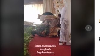 Viral Pria Berseragam Sujud di Pelaminan, Diduga Mantan Pacar Pengantin