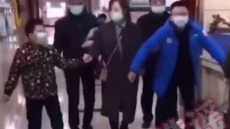 Viral Video Orang Berjalan Ngangkang setelah Swab Anal, China Membantahnya