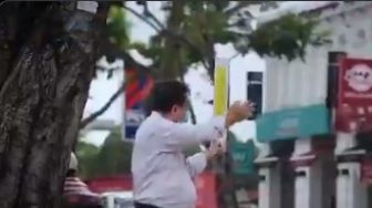 Viral Manajer dan Staf Hotel Jualan Makanan di Pinggir Jalan, Bikin Sedih
