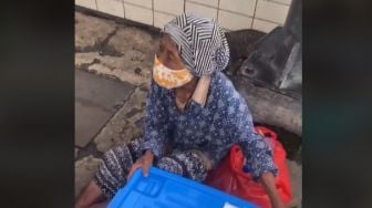 Kisah Nenek Rusinah Jual Air Mineral di Pinggir Jalan, Usianya 90 Tahun