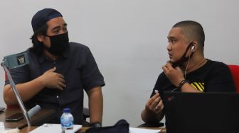 Suasana ketika para dewan juri melakukan proses penjurian 30 besar finalis Bintang Suara Grup 1 yang diselenggarakan secara virtual di Kantor Suara.com, Jakarta Selatan, Kamis (4/2/2021). [Suara.com/Alfian Winanto]