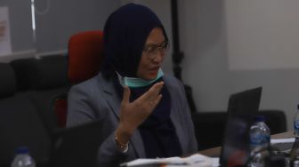 Juri dari label ProAktif, Restu Mahardani saat melakukan proses penjurian 30 besar finalis Bintang Suara Grup 1 yang diselenggarakan secara virtual di Kantor Suara.com, Jakarta Selatan, Kamis (4/2/2021). [Suara.com/Alfian Winanto]