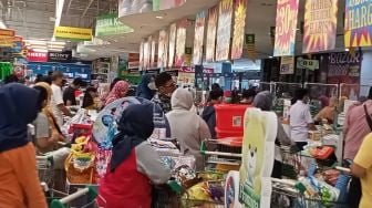 Gerai Giant Bakal Ditutup, Warga Serbu Diskon Besar-Besaran