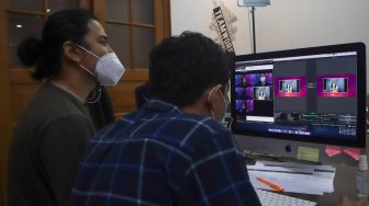 Suasana saat proses penjurian 30 besar finalis Bintang Suara Grup 1 yang diselenggarakan secara virtual di Kantor Suara.com, Jakarta Selatan, Kamis (4/2/2021). [Suara.com/Alfian Winanto]