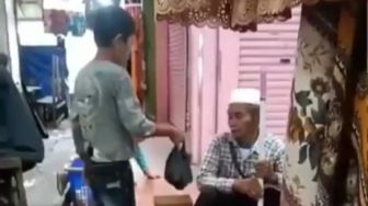 Menyentuh, Bocah Penjual Gorengan Bagikan Dagangannya ke Seorang Kakek