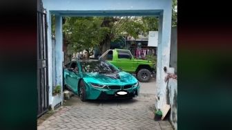 Viral Crazy Rich Surabaya Blusukan ke Gang Sempit Pakai Mobil Mewah