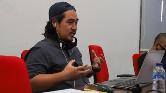 Juri dari Suara.com, Ferry Noviandi saat melakukan proses penjurian 30 besar finalis Bintang Suara Grup 1 yang diselenggarakan secara virtual di Kantor Suara.com, Jakarta Selatan, Kamis (4/2/2021). [Suara.com/Alfian Winanto]