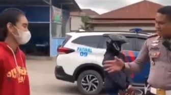 Pengendara Kena Tegur Gegara Tak Pakai Helm, Nasihat Polisi Ini Bikin Baper