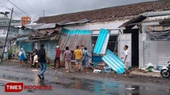 Angin Kencang Rusak Puluhan Rumah Warga Pesisir Barat