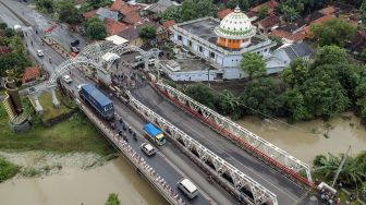 Foto udara jembatan perbatasan yang ambles di Kabupaten Pekalongan, Jawa Tengah, Jumat (5/2/2021).  ANTARA FOTO/Harviyan Perdana Putra