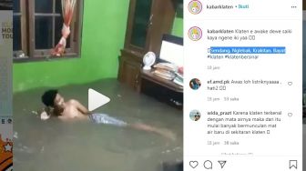 Pemuda Ini Asyik Nobar Ikatan Cinta di Tengah Banjir, Warganet Malah Merinding