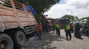Brak! Truk Tronton Tabrak Tiang Telkom di Jambu Dua Bogor Gegara Rem Blong