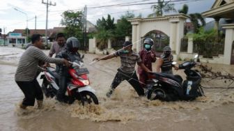 Dua Desa di Jombang Ini Masih Terendam Banjir Setinggi Satu Meter