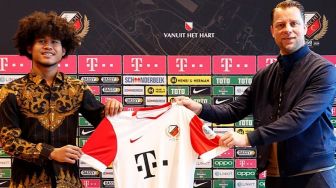 Potret Kerennya Bagus Kahfi Pakai Batik saat Resmi Diperkenalkan FC Utrecht
