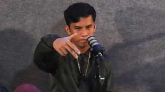 Penampilan personil Vokal grup HipHop asal Jayapura M.A.C saat tampil membawakan lagunya kantor Suara.com di Jakarta Selatan, Jumat (5/2/2021). [Suara.com/Alfian Winanto]